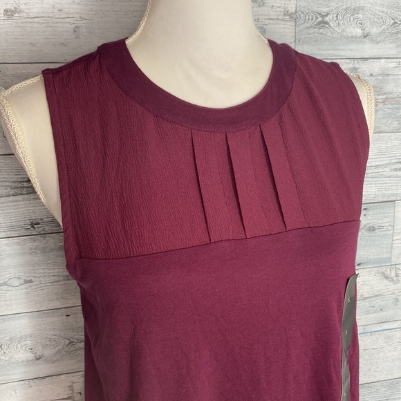 BANANA REPUBLIC BURGUNDY SLEEVELESS PLEATED TOP - Picture 2 of 9
